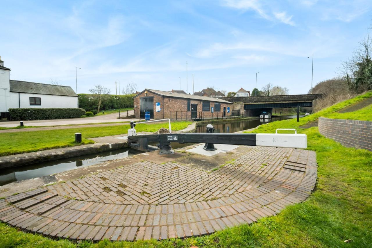 Beautiful Waterside Apartment - Parking - Perry Barr - Top Rated Бирмингам Екстериор снимка